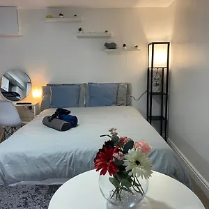Charming, Cosy Hideaway With Free Wifi, Parking Apartment