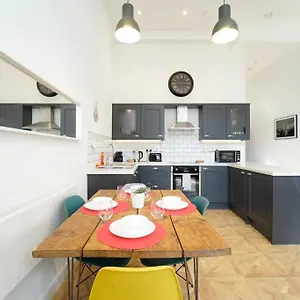 Spacious 2 Bedroom Centre Apartment