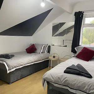 Modern 2 Bedroom Flat Close To Centre Apartment