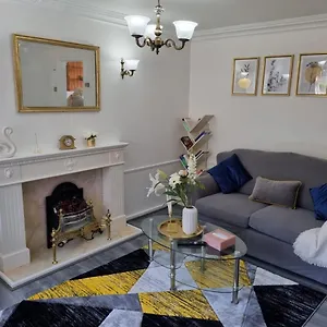 Centrally Located W/ Free Parking & Smart Tv Apartment