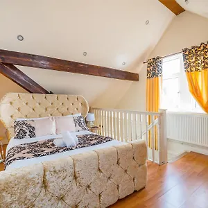 Cozy Luxe Haven: Free Parking & Fast Wifi Apartment